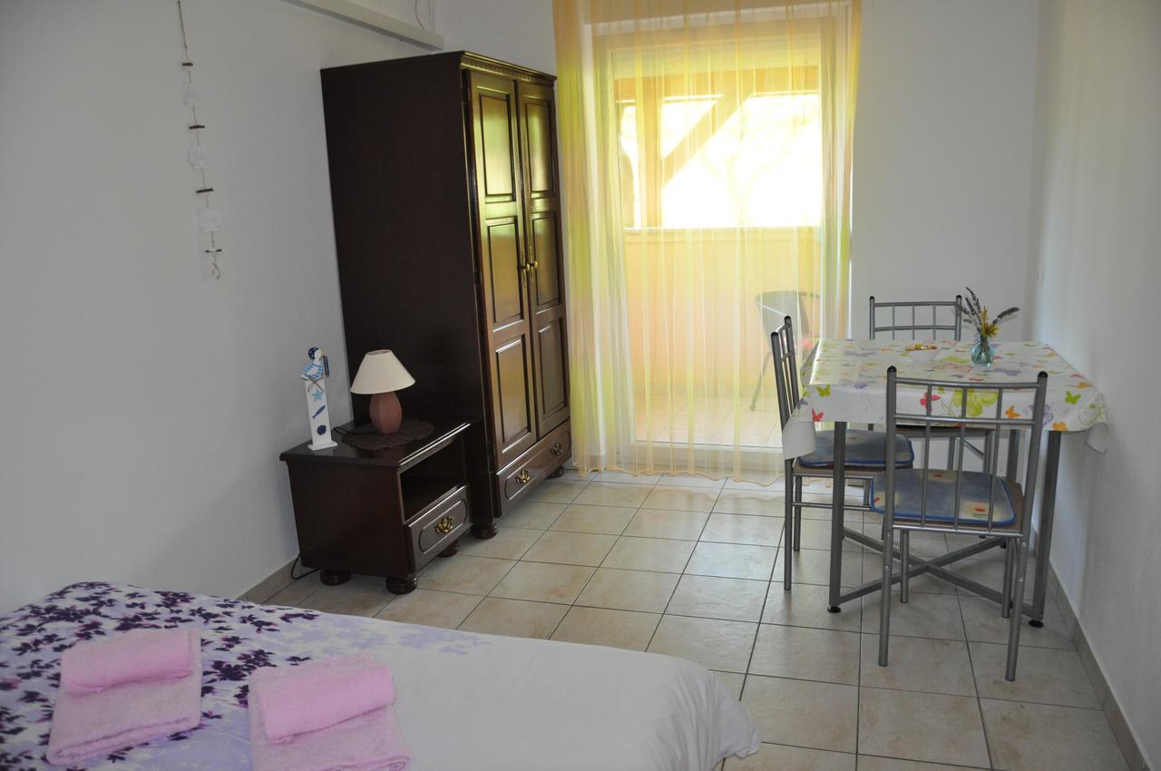 Apartments Mirakul Lopar Exterior photo